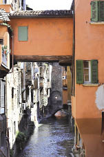 Veduta di edifici sul Canale di Reno a Bologna